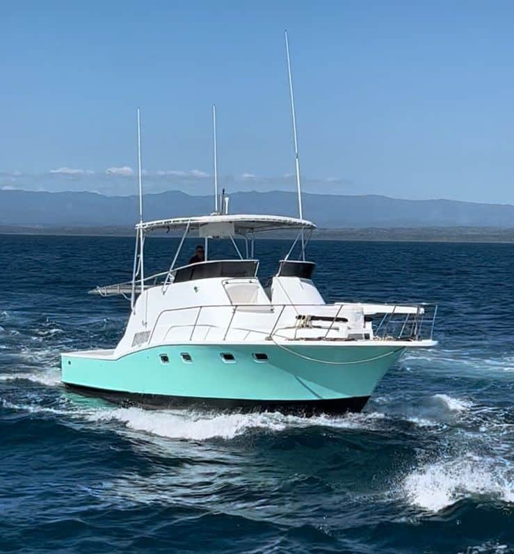 40ft party boat for private charters in Jaco